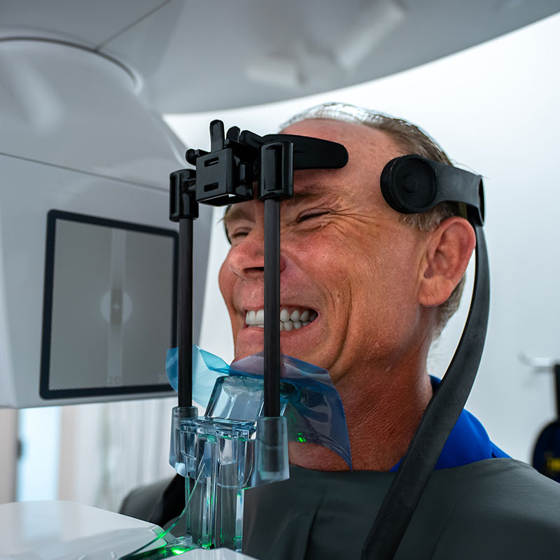 Patient taking a dental 3d scan